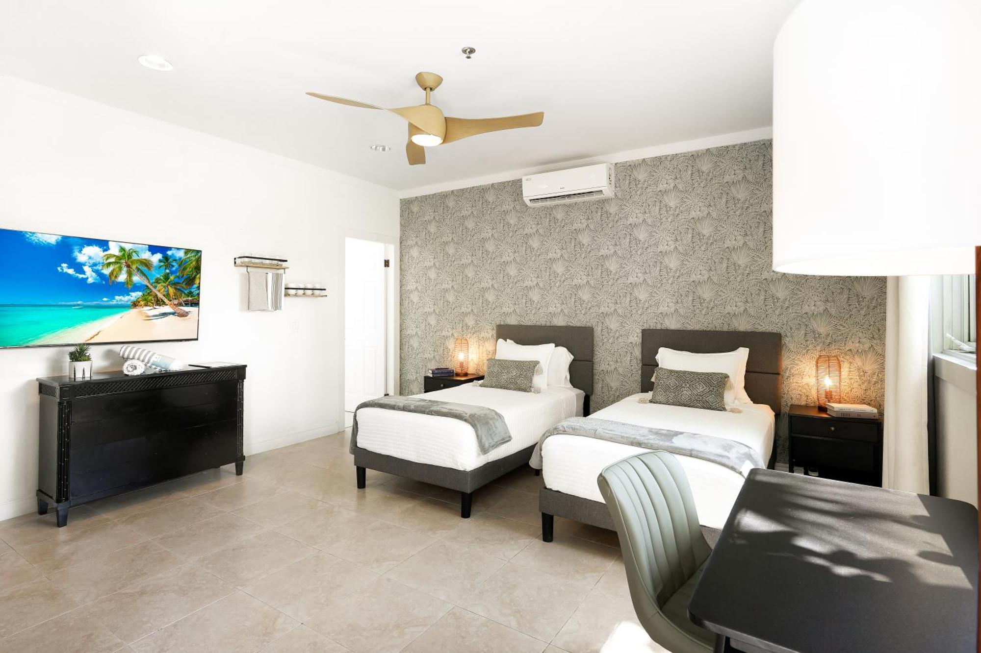 Cobalt Coast Resort West Bay Zewnętrze zdjęcie